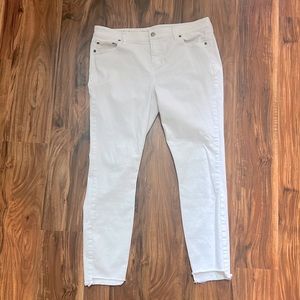White Vineyard Vines jeans, size 14